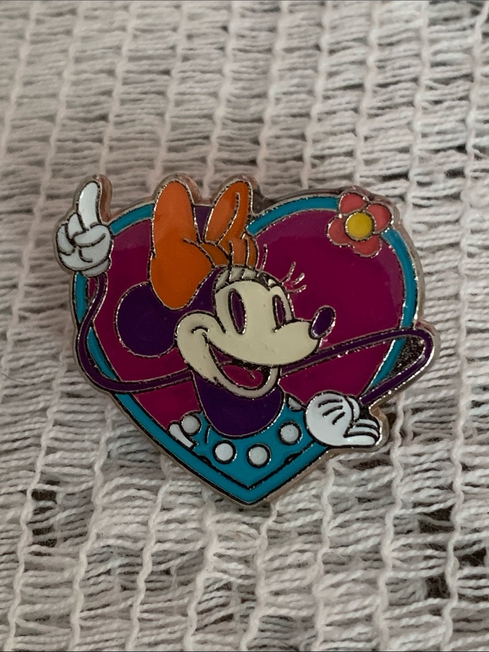 HKDL Heart Minnie Mouse Disney Pin